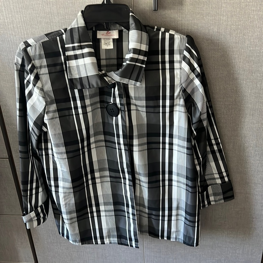 Polyester jacket with large buttons in front